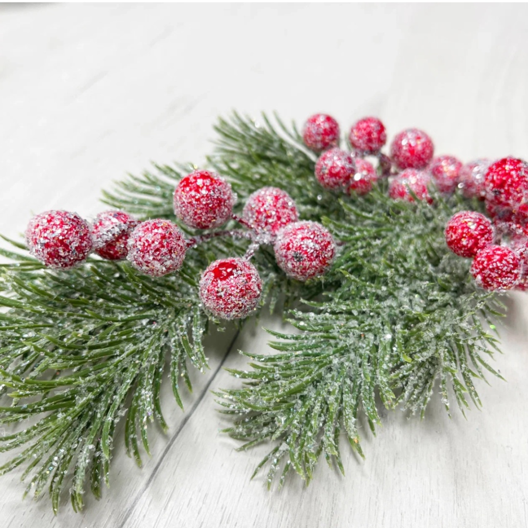 Christmas Deluxe Ветка еловая с красными ягодами 35 см 1 шт