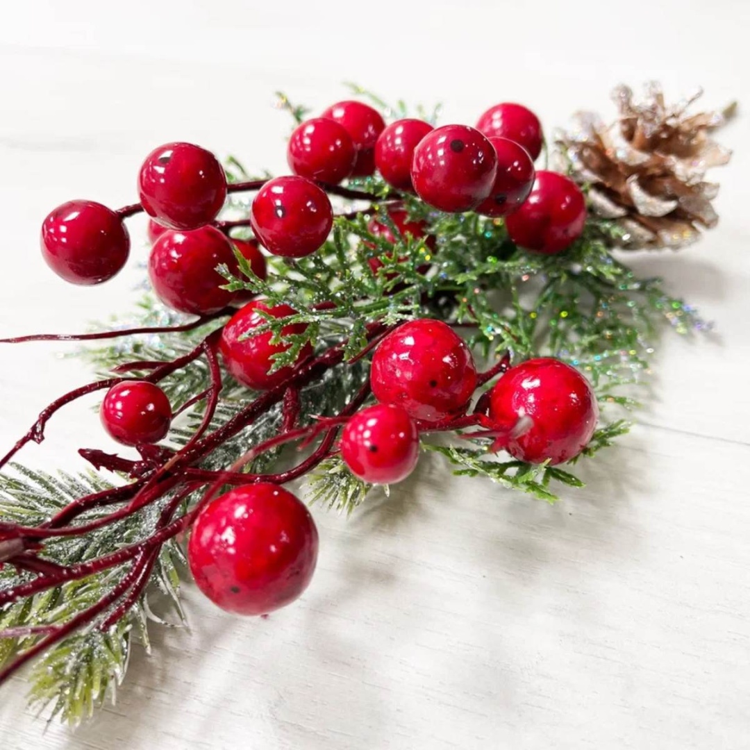 Christmas Deluxe: Ветка еловая с красными ягодами и шишками, 35 см., в блестках